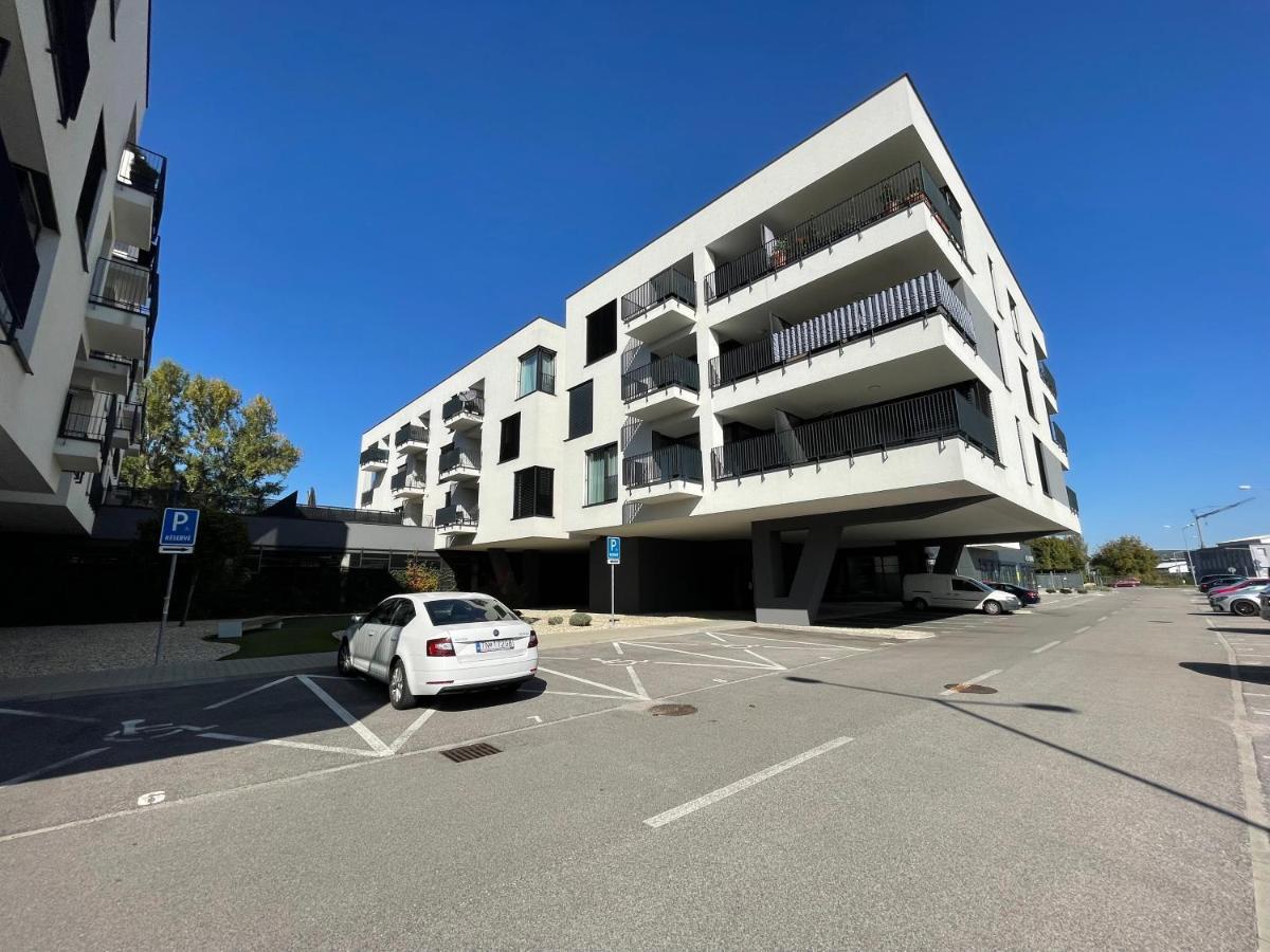 Greenbay Apartment With Free Parking Trenčín Εξωτερικό φωτογραφία